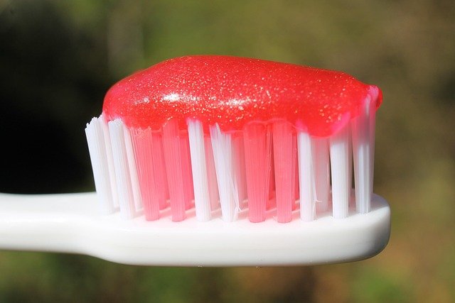 cepillo de dientes y pasta de dientes